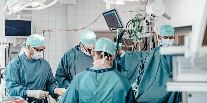 Krankenpflegehelfer:in (m/w/d) für unsere Intensivstation - ein sicherer Arbeitsplatz mit individueller Mitarbeitendenbetreuung wartet auf Dich! Leipzig - Helios Herzzentrum Leipzig - Praxia