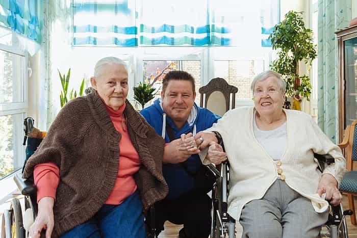 Gelernte Pflegehilfskraft (m/w/d) in Teilzeit (30-35 Std.) - Teamplayer:in mit Herz gesucht! Berlin - Pflegewohnheim "Alt-Treptow" - Praxia