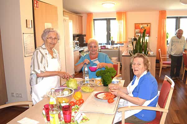 Pflegefachkraft (m/w/d) - Werden Sie unser:e Held:in! Magdeburg - Vitanas Demenz Centrum Am Schleinufer - Praxia