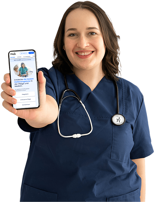 Eine Pflegerin, die ein Smartphone in der Hand hält und lächelt