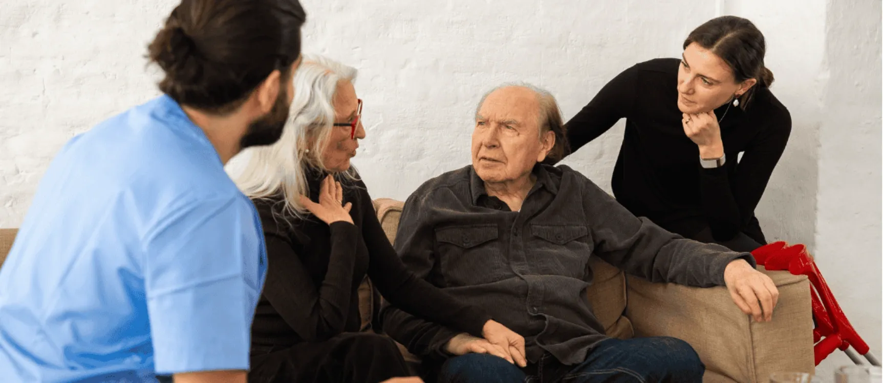 Altenpfleger spricht mit Patienten und Angehörigen