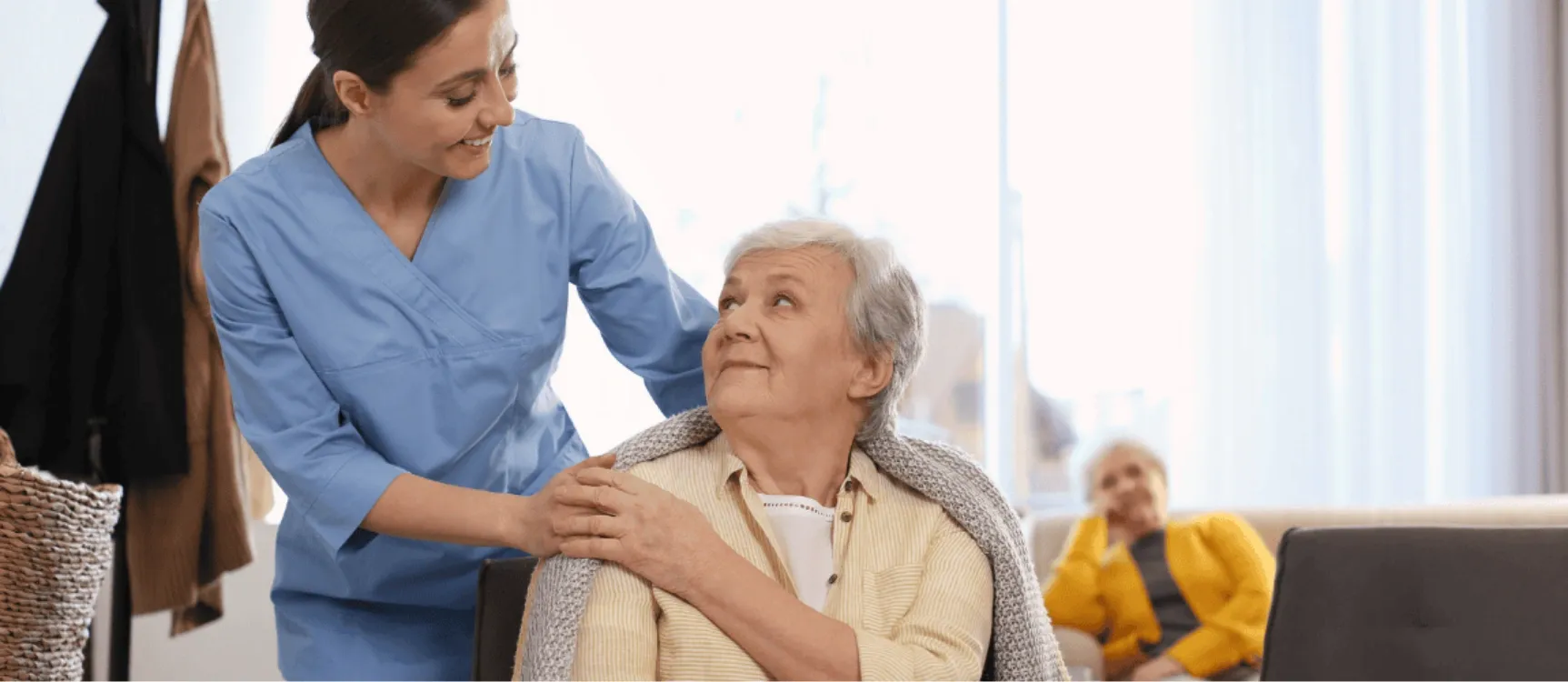 Altenpflegerin legt Patientin Hand auf die Schulter