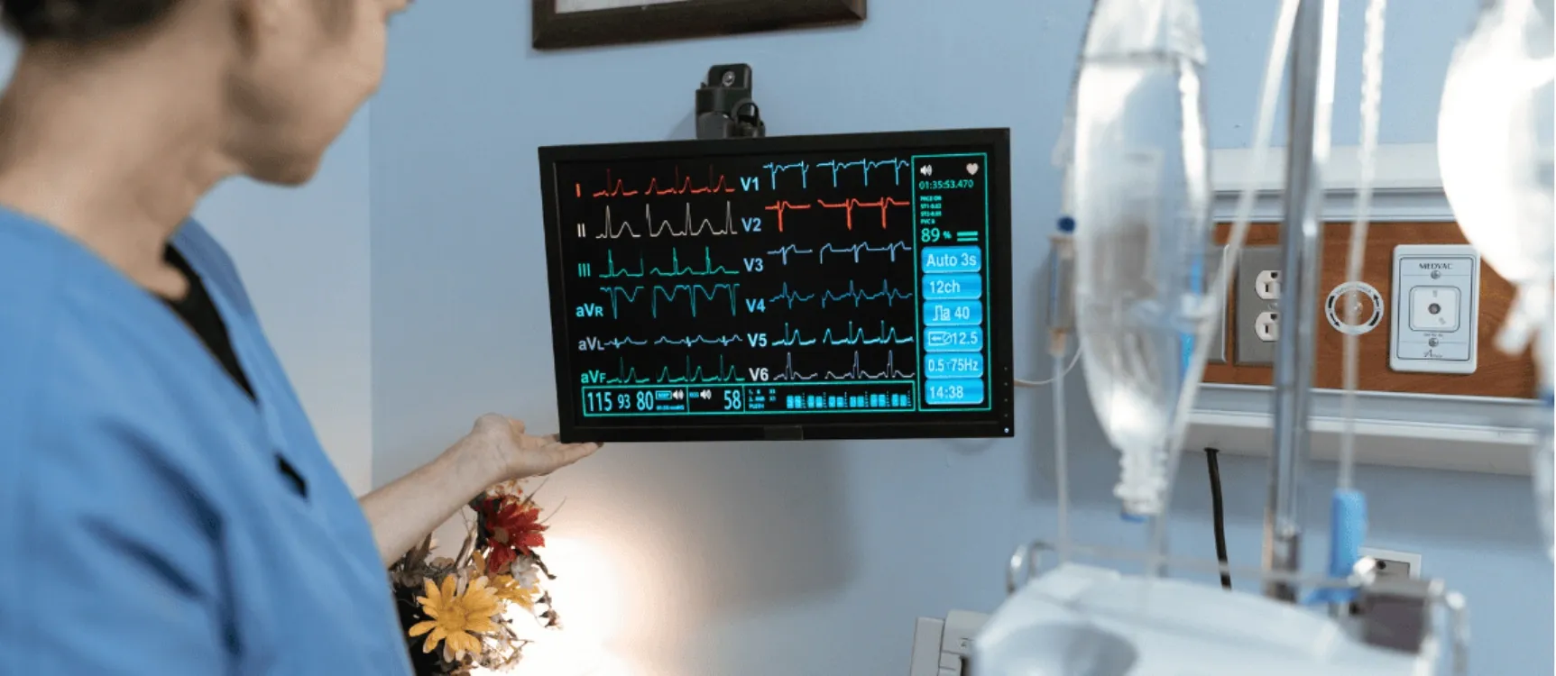 Anästhesie- und Intensivpflegerin prüft Werte 