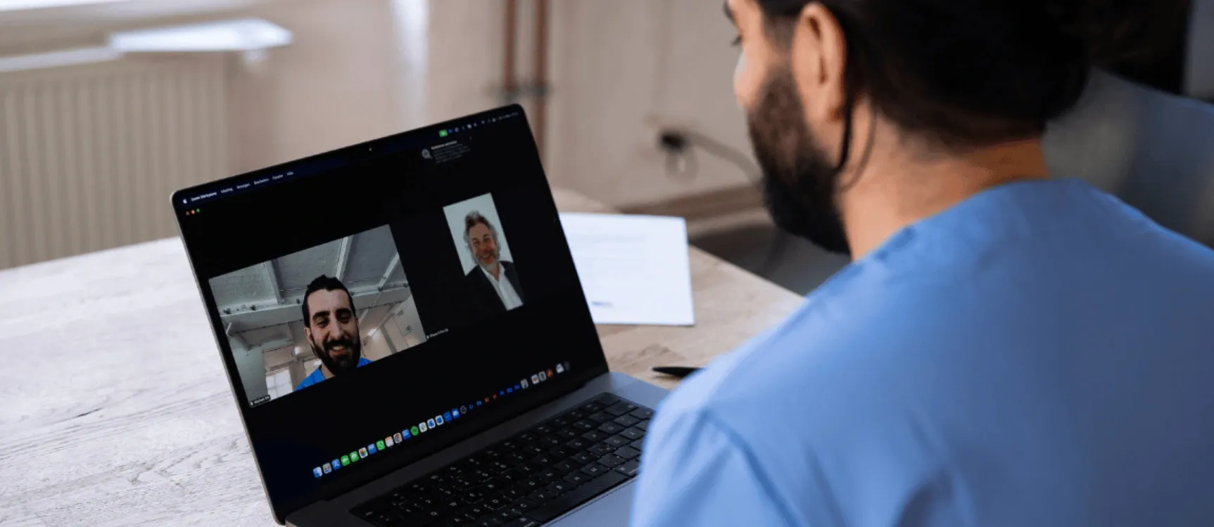 Digitales Bewerbungsgespräch für eine Stelle als Pflegeassistent