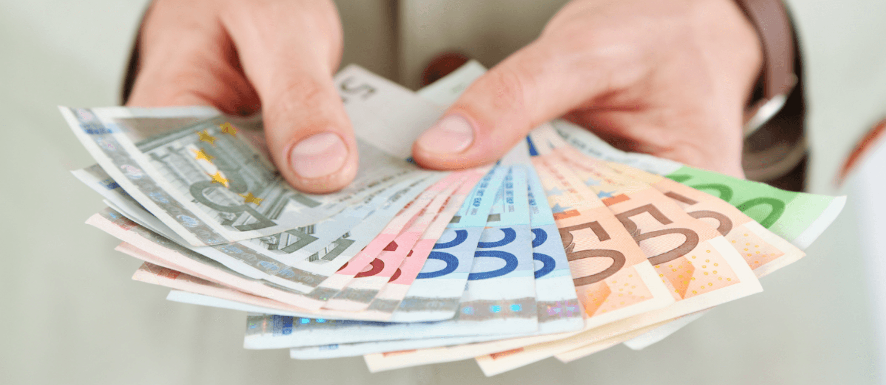 Hand hält aufgefächerte Euroscheine