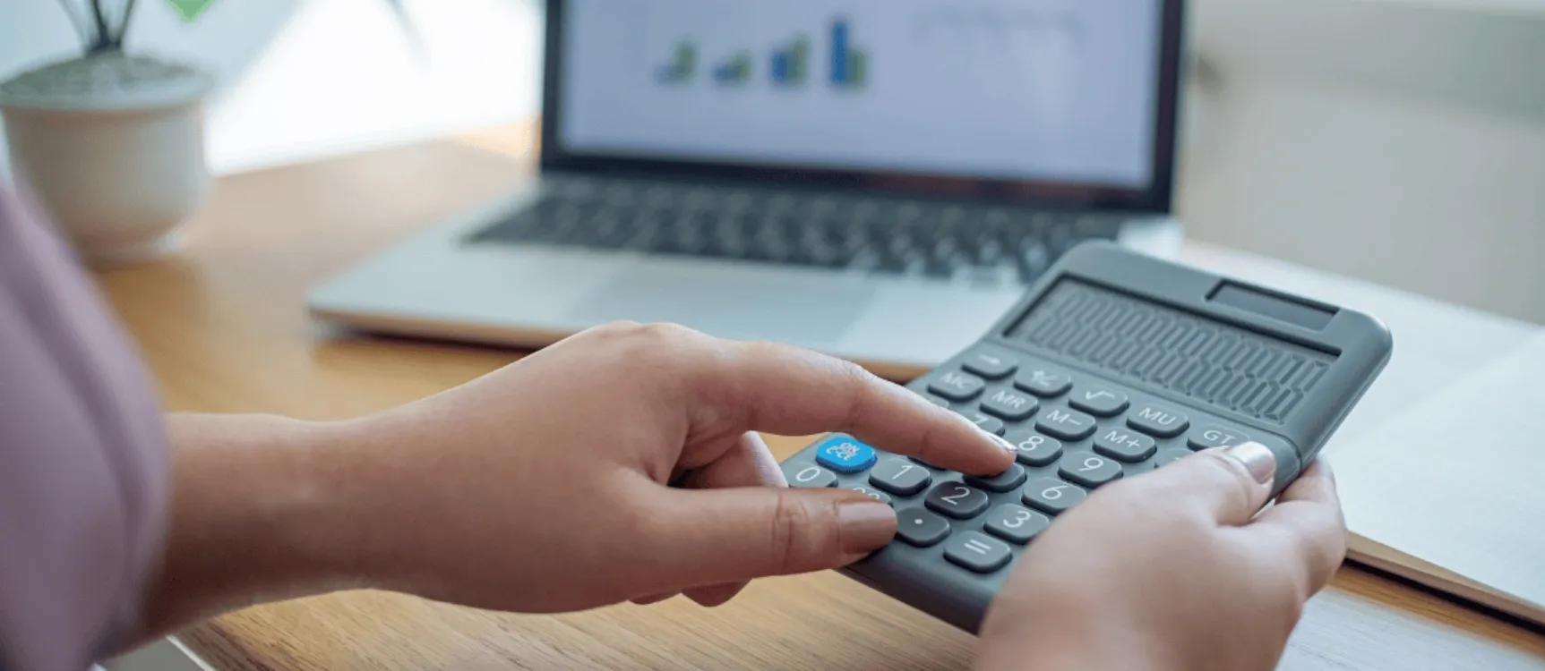 Altenpflegerin tippt Gehalt in den Taschenrechner