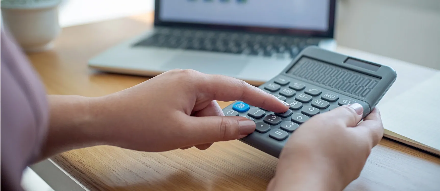 Hebamme berechnet mit Taschenrechner ihr Studiumsgehalt