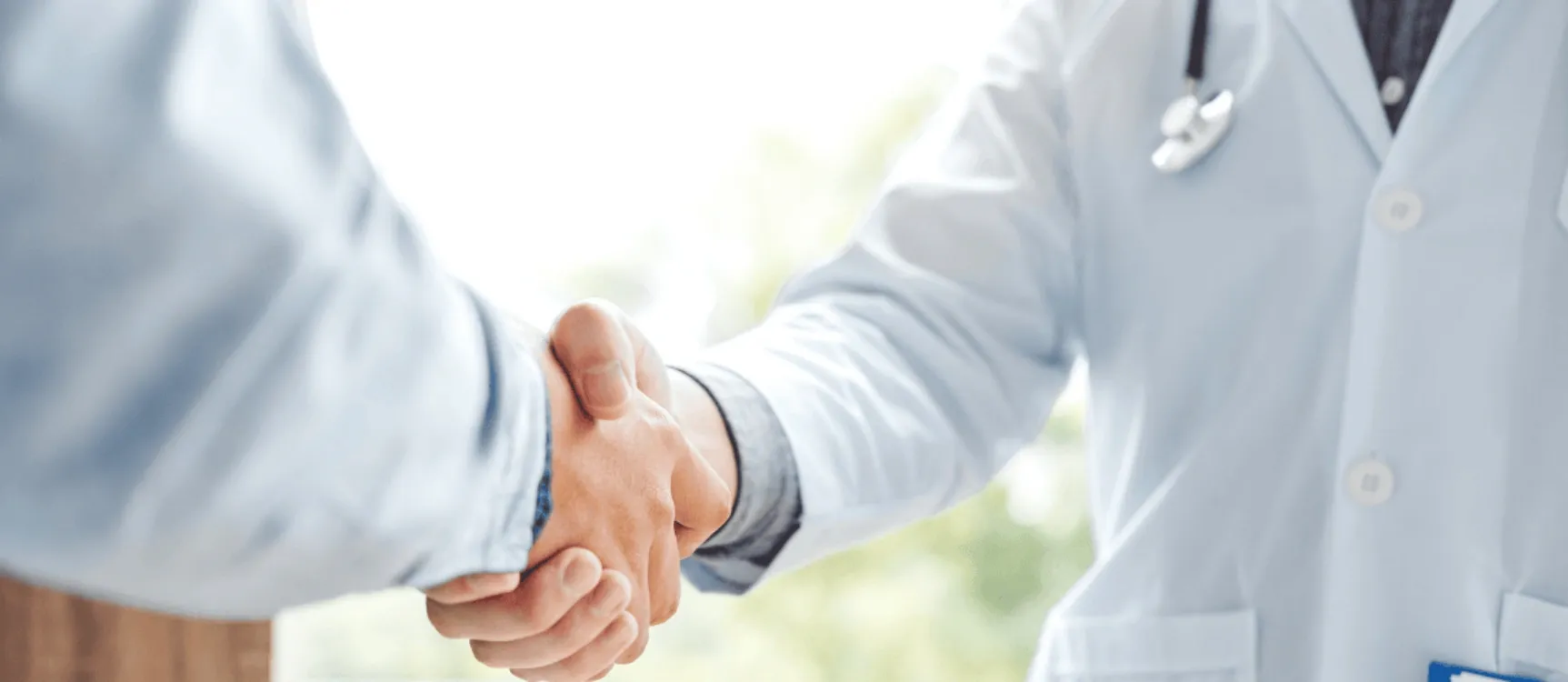 Gehaltsverhandlung in der Pflege: Arzt schüttelt Kandidat die Hand