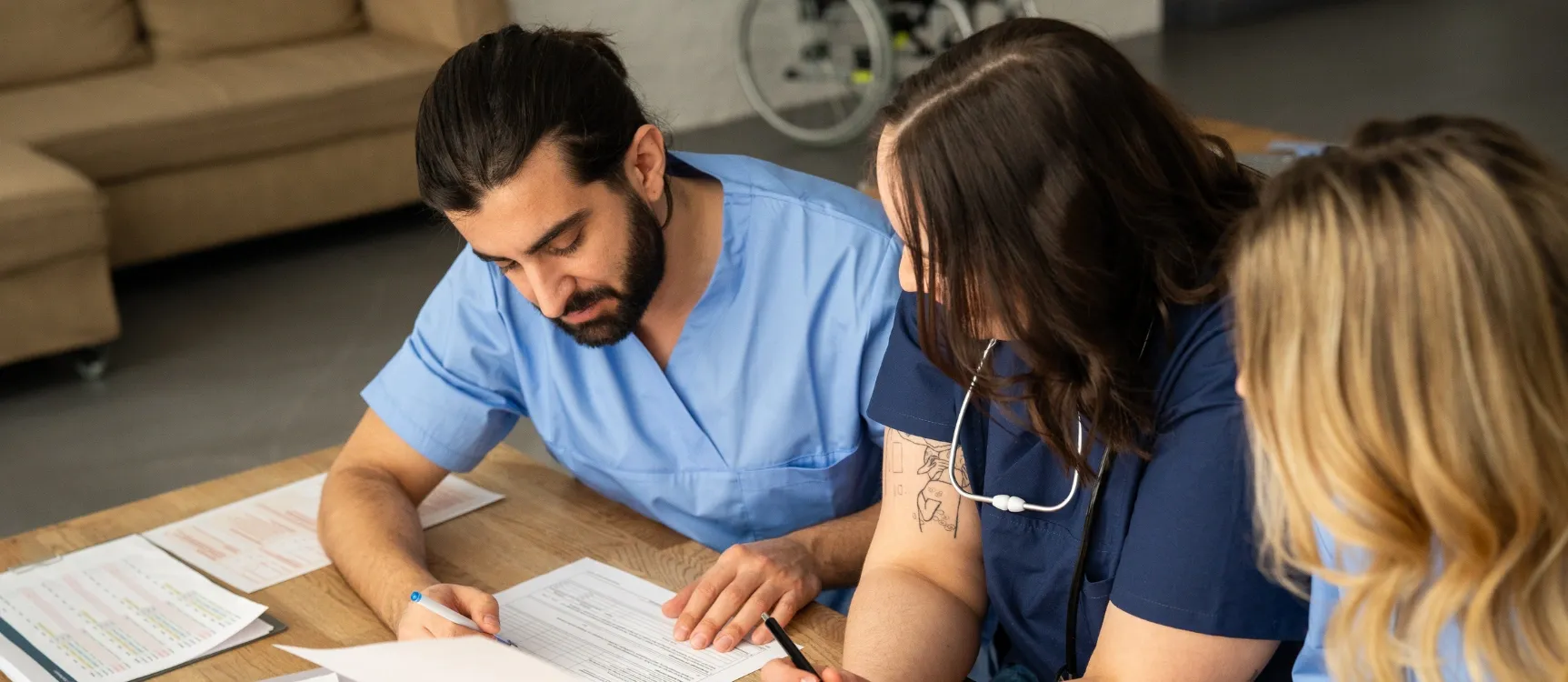 Auszubildende beim Lernen in der generalistischen Pflegeausbildung