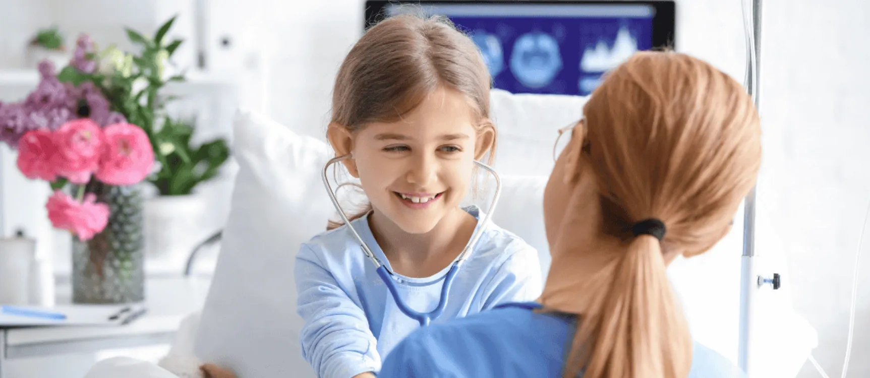 Kinderkrankenpflegerin behandelt Patient