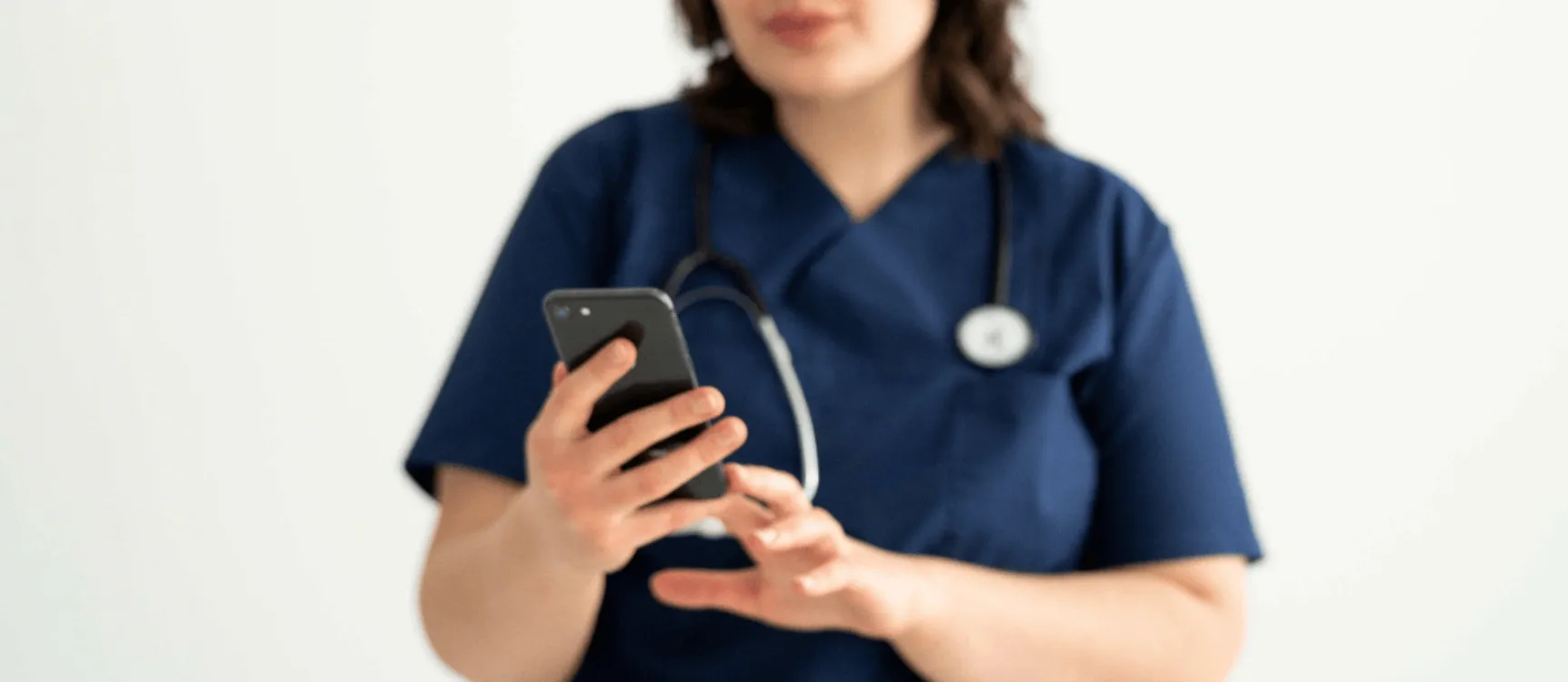 Gesundheits- und Kinderkrankenpflegerin prüft Gehalt auf dem Handy