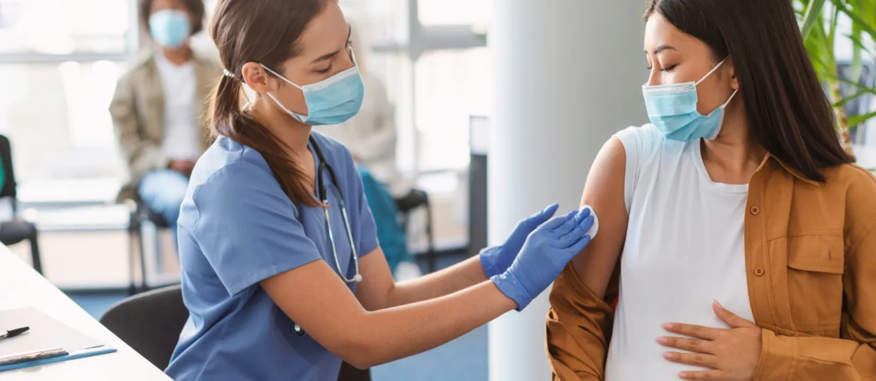 Hebamme impft schwangerer Patientin