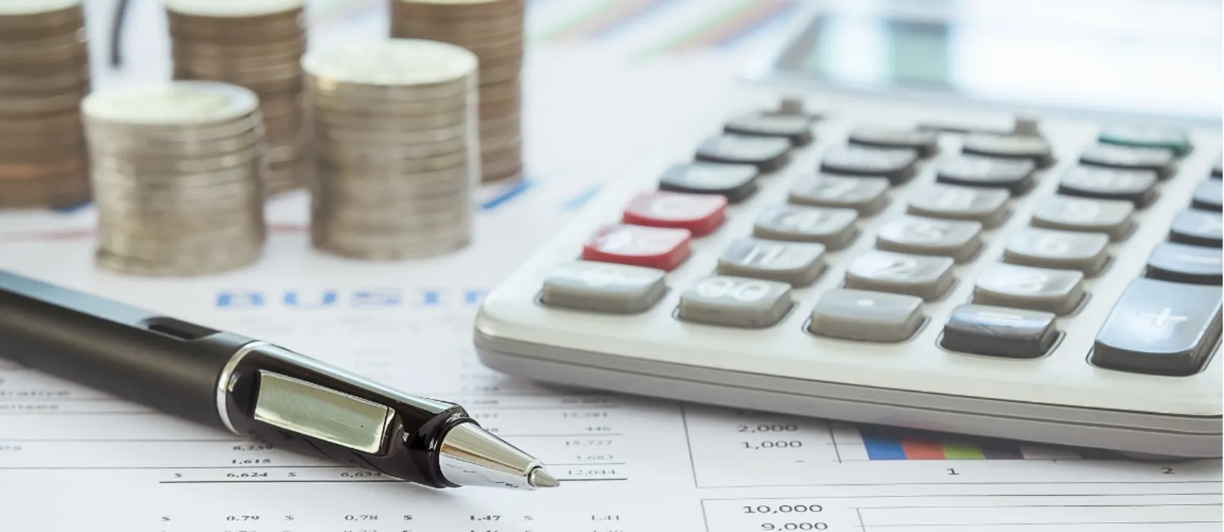 Taschenrechner und Stift auf einem Tisch