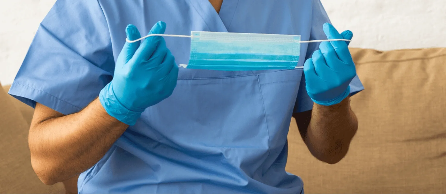 Hygienebeauftragter zieht Maske an