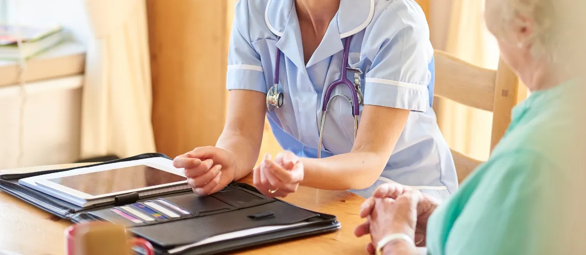 Pflegegutachterin bestimmt Pflegegrad