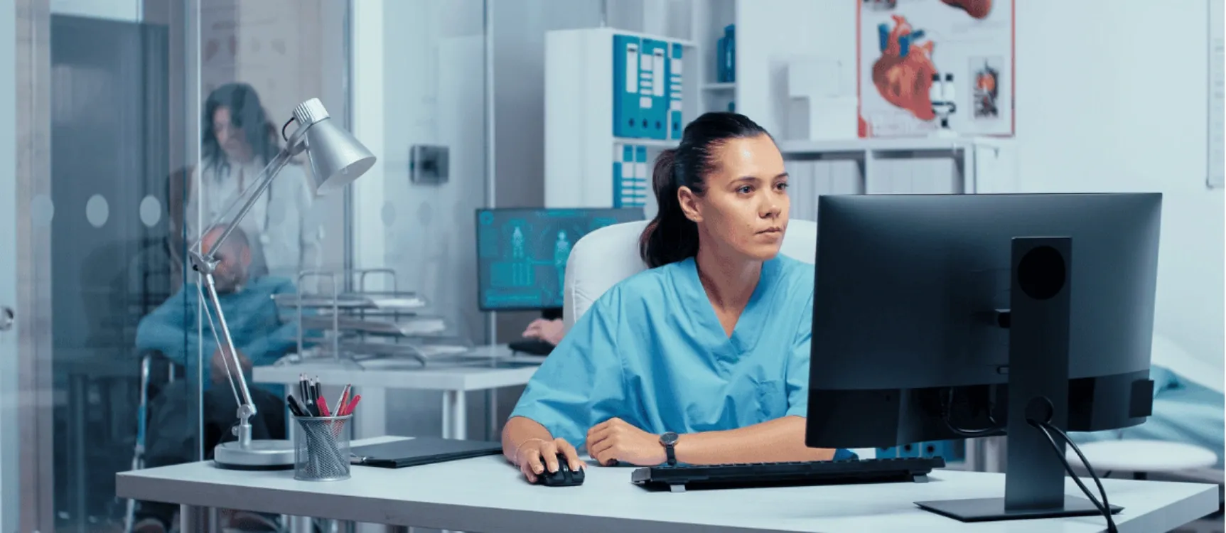 Pflegedienstleitung (PDL) sitzt am Computer