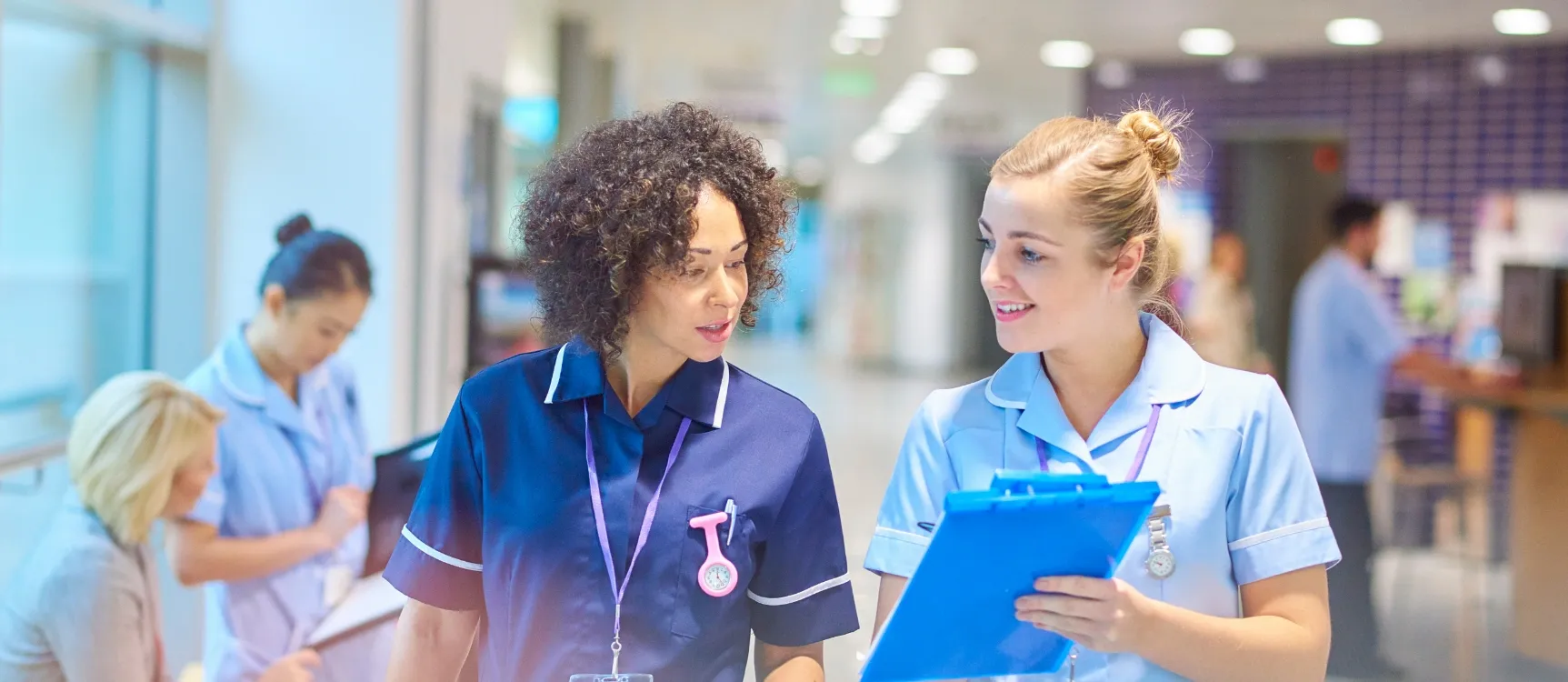 Internationale Pflegekräfte arbeiten zusammen