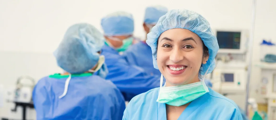 Eine Anästhesieschwester ist in einem Operationssaal zu sehen. 