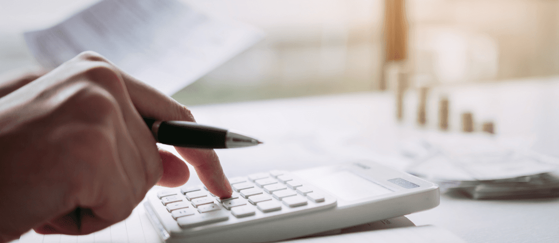 Gehalt ausrechnen mit dem Taschenrechner. 