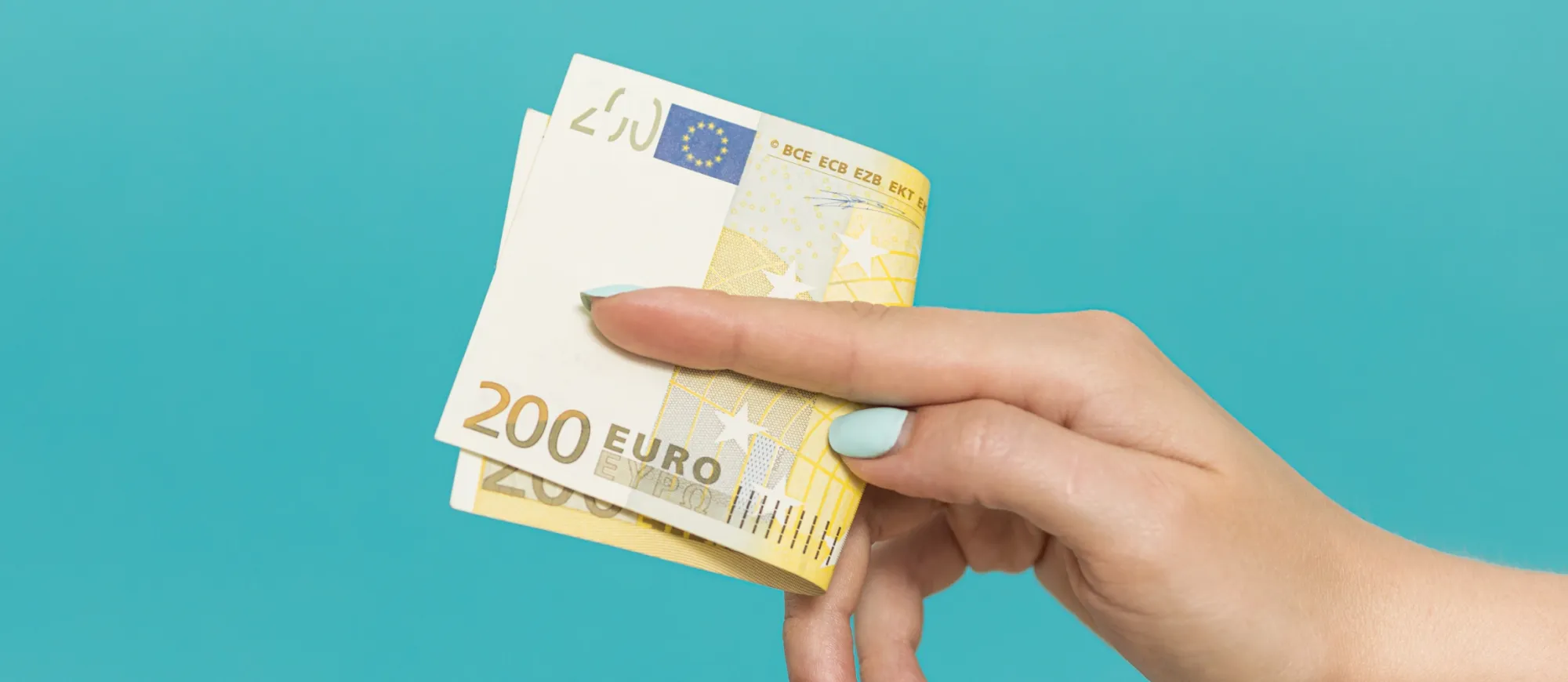 Alltagsbetreuerin hält 200 Euro Schein in der Hand