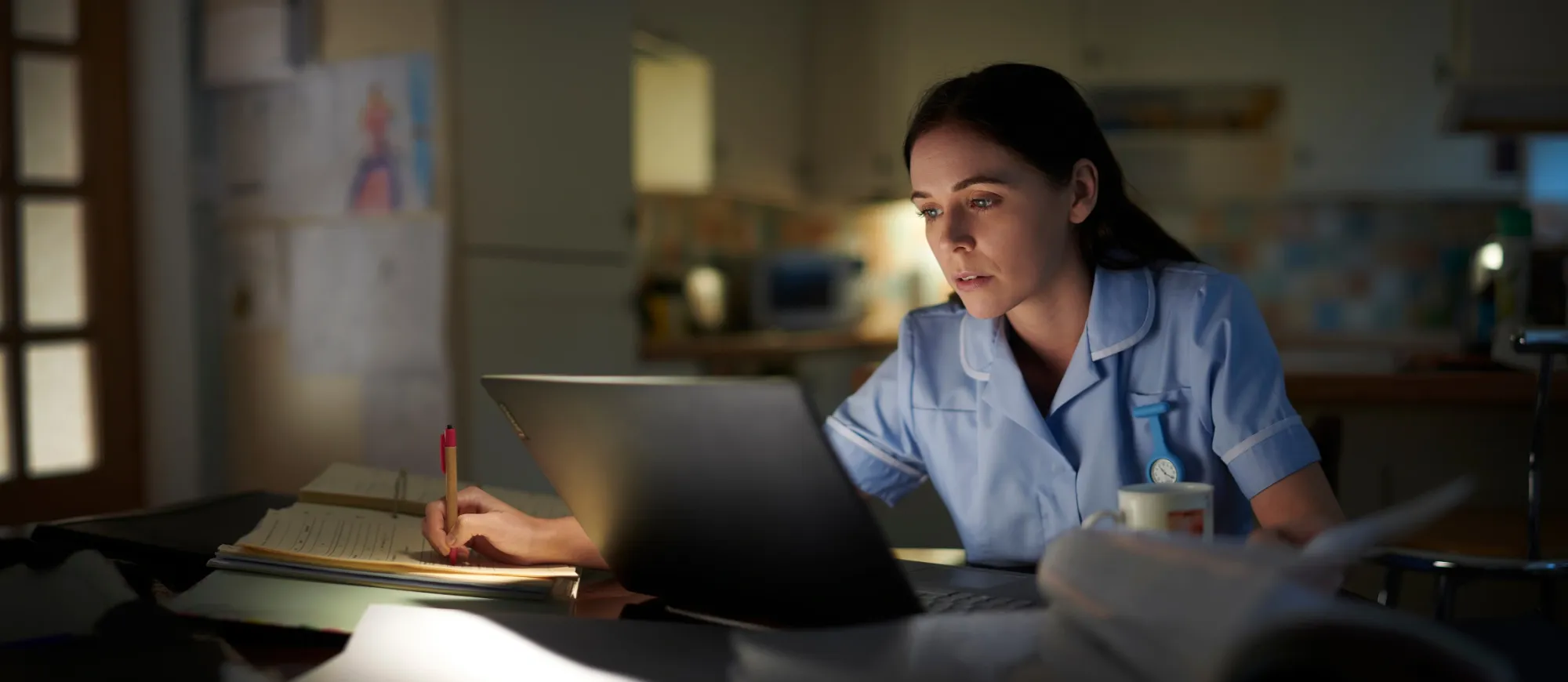 Study Nurse sitzt vor dem Laptop und lernt
