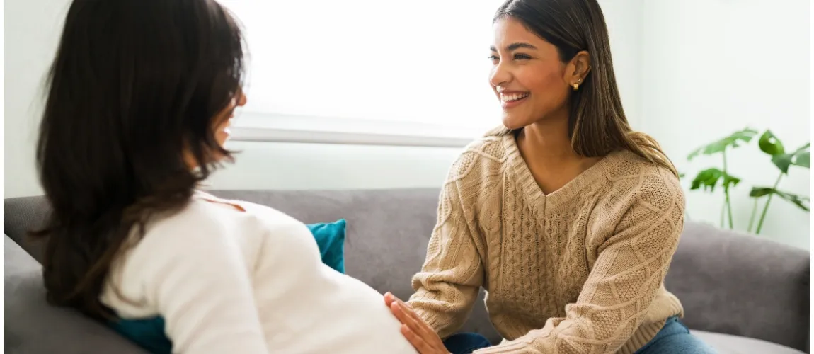 Es ist eine Beleghebamme bei einem Hausbesuch zu sehen. 