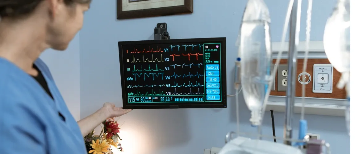 Es ist eine Fachkinderkrankenschwester zu sehen. 