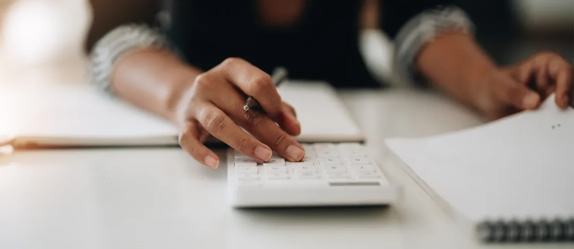 Eine Fachkinderkrankenschwester berechnet ihr Gehalt. 