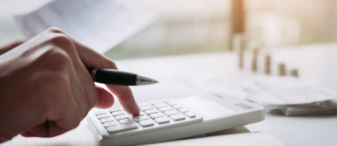 Eine Fachkrankenpflegerin rechnet ihr Gehalt aus. 