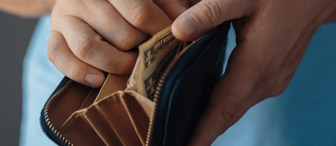 Es ist eine Geldbörse mit Geld zu sehen. 