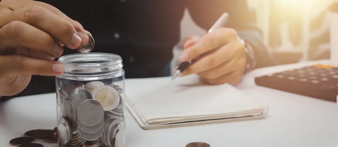 Heilerziehungspflegehelferin zählt ihr Geld und Gehalt. 