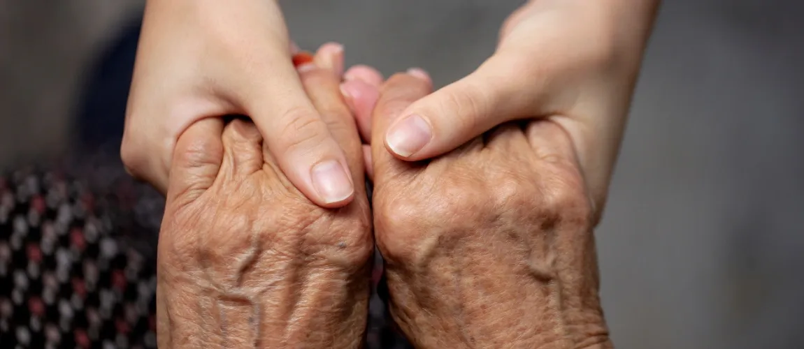 Der gesetzliche Mindestlohn für gelernte und ungelernte Pflegehelfer und Pflegefachrkäfte ist im Juli 2025 erneut gestiegen. Quelle: Canva.de