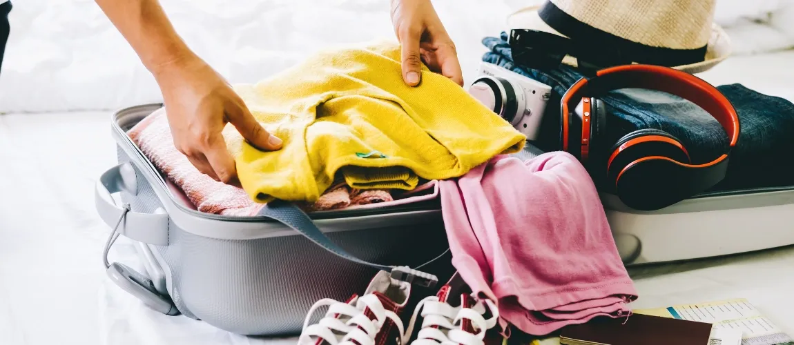 Pflegekraft packt Koffer für den Urlaub. 