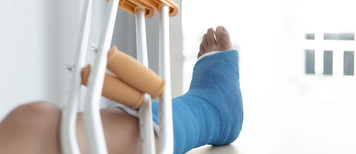 Ein Patient mit Wunde am Fuß. 