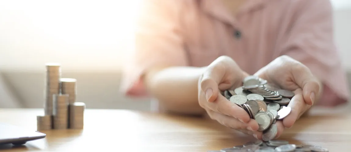 Frau zählt Geld - Gehalt als Pflegefachliche:r Gutachter:in. 