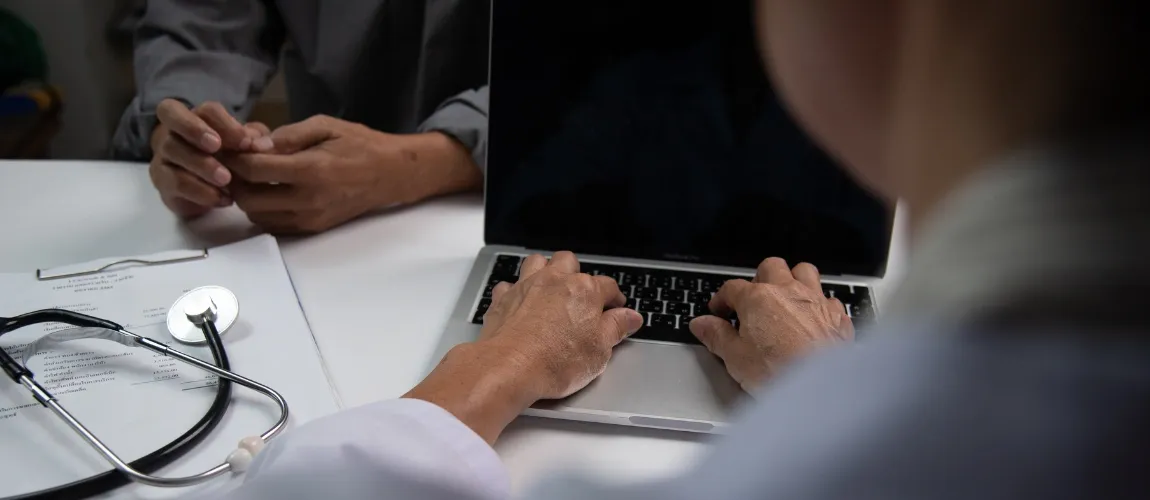 Pflegefachliche:r Gutachter:in beim Gespräch. 