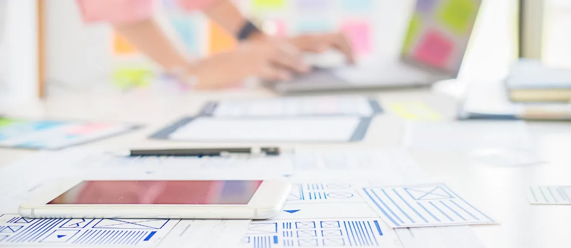 Dokumente und elektronische Geräte liegen auf einem Schreibtisch.