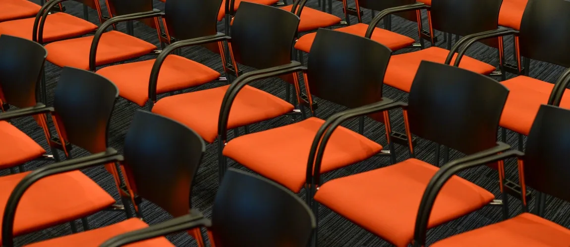 Mehrere Sitzreihen in Nahaufnahme