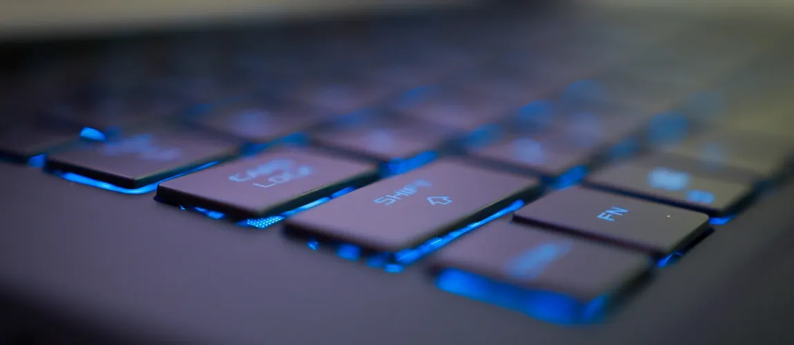 Nahaufnahme einer beleuchteten Tastatur