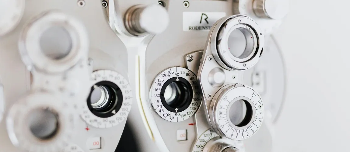 Nahaufnahme eines Geräts zur Messung der Sehstärke.