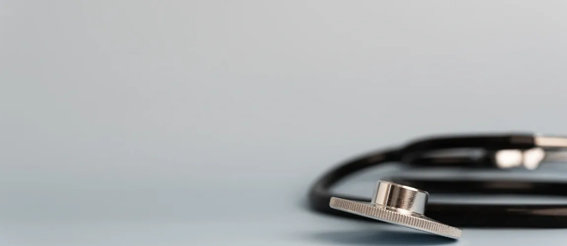 Ein Stethoskop liegt auf einem Untergrund.