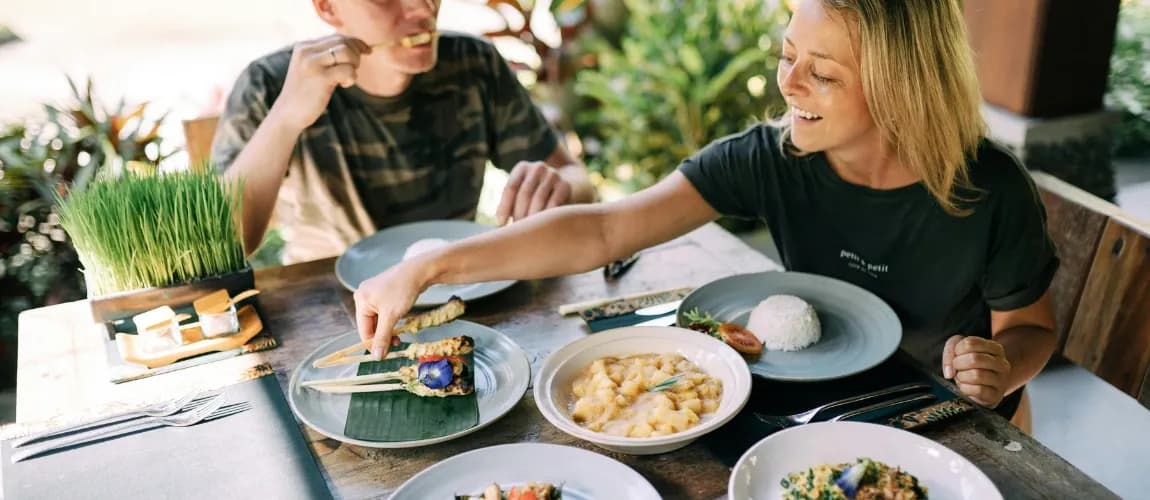 Eine Frau und ein Mann sitzen an einem Tisch und essen.