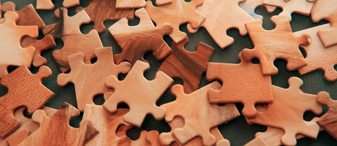 Ähnlichfarbende Puzzleteile auf einem Untergrund.