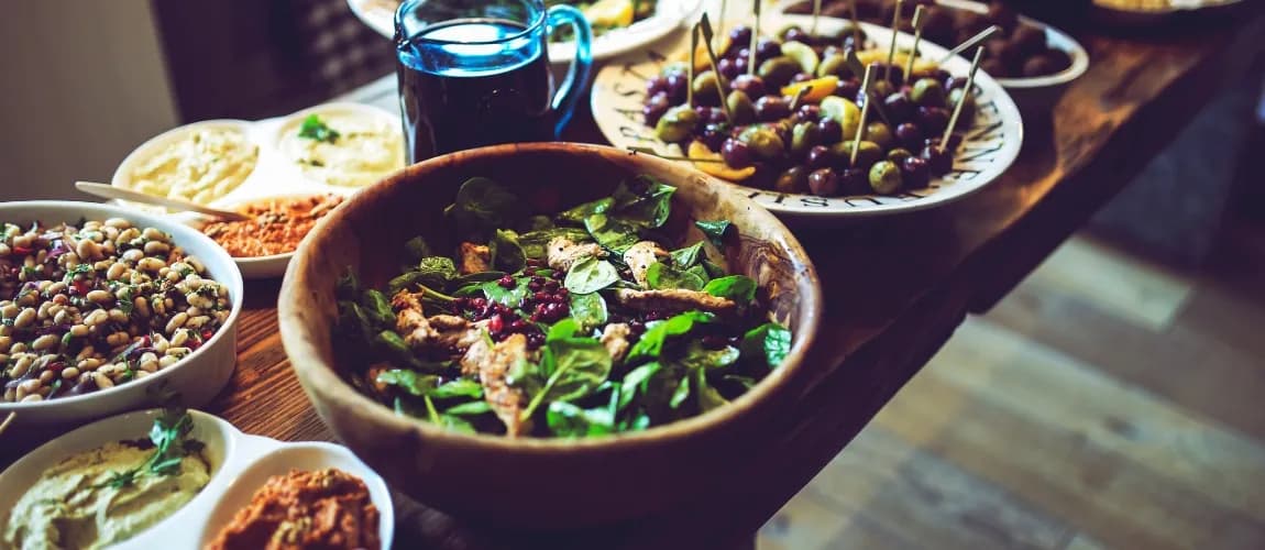 Viele verschiedene Speisen, auf einem Tisch platziert.