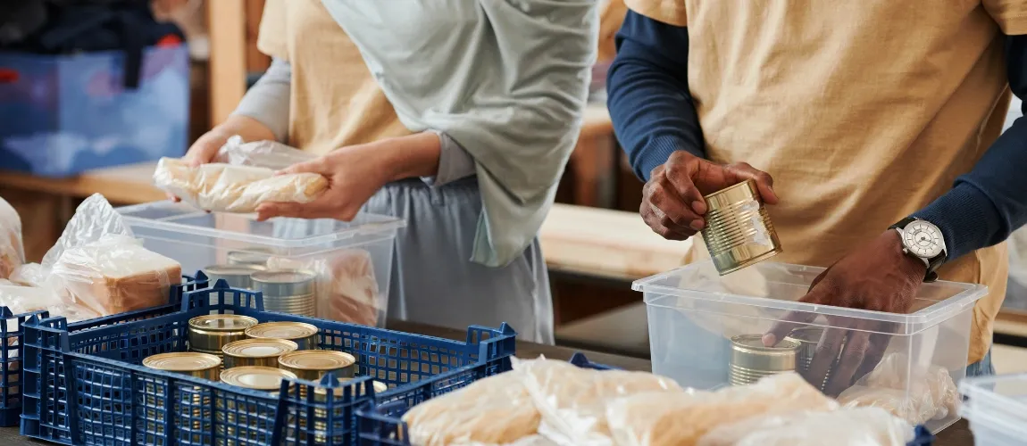 Zwei Personen verpacken haltbare Lebensmittel.