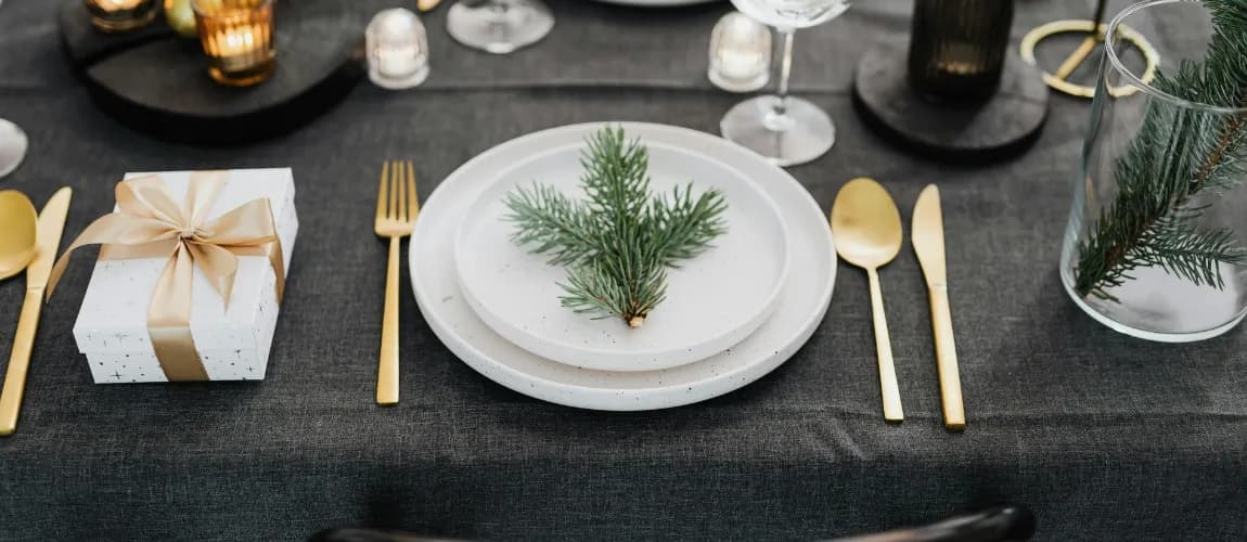 Ein festlich gedeckter Tisch