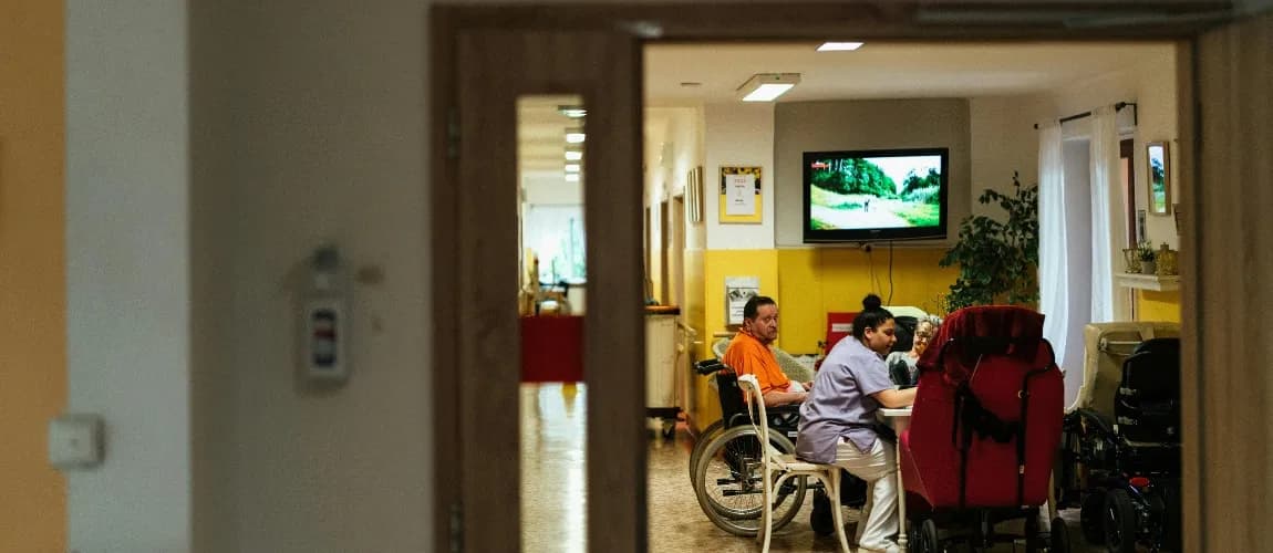 Ein Blick aus dem Flur in eine Pflegestation.