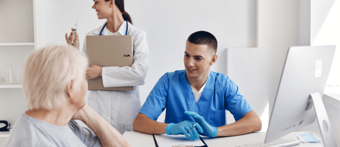 Ein Pfleger und eine Ärztin sprechen mit einer Patientin.