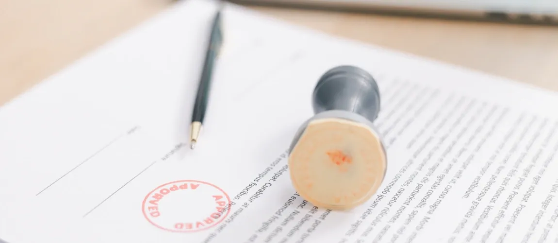 Ein Stempel liegt auf einem Dokument.