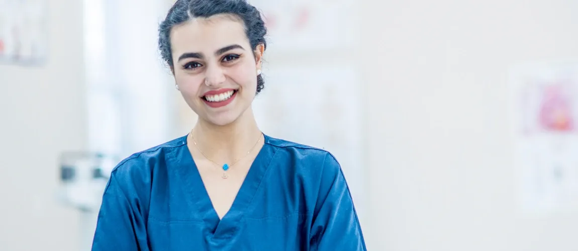 Es ist eine Gesundheits- und Krankenpflegehelferin in der TVöD-P Entgeltstufe 5 zu sehen.